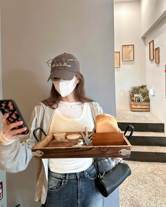 Jisoo kết hợp set áo layer với quần jeans, từ đó hoàn thiện outfit năng động, khỏe khoắn mà không kém phần nữ tính. 