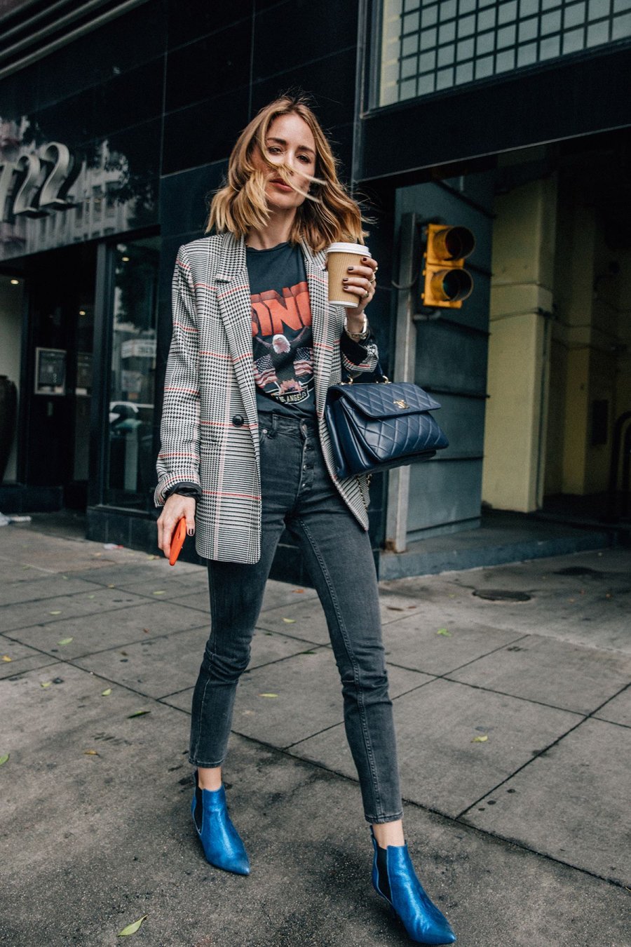 Bảng phối áo thun graphic cùng jeans và blazer luôn nằm trong danh sách yêu thích của nhiều tín đồ sành mốt. 