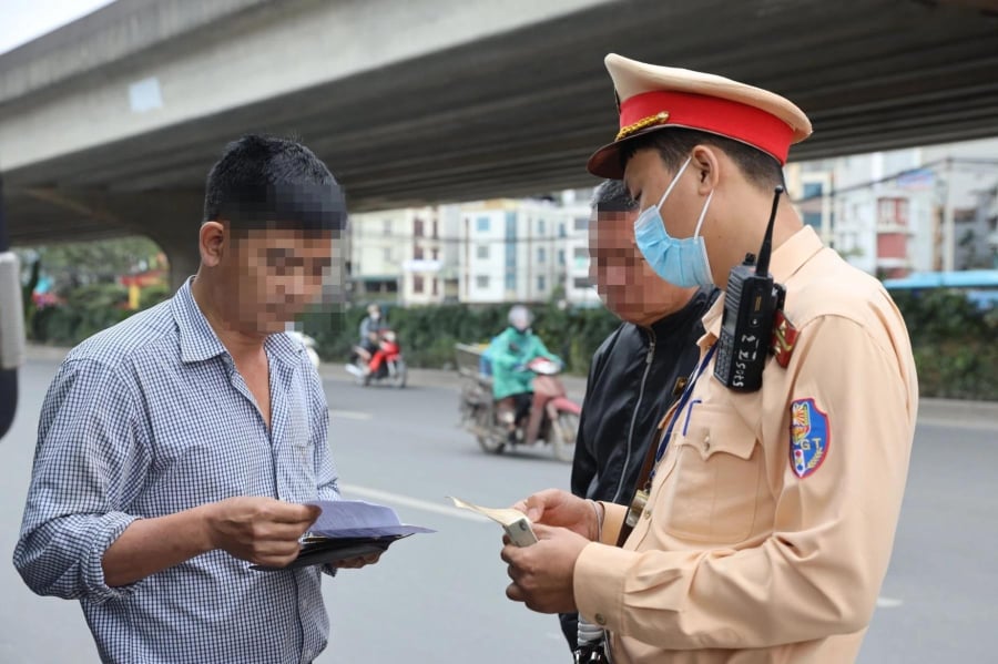 Từ 1/1/2025: Giấy phép lái xe chỉ có 2 hạng, dùng được 10 năm phải không?