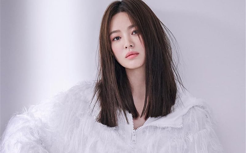 Song Hye Kyo mang đến cho người đối diện cảm giác sang trọng cùng vẻ tươi trẻ, tràn đầy năng lượng với kiểu tóc lỡ vai ép thẳng.