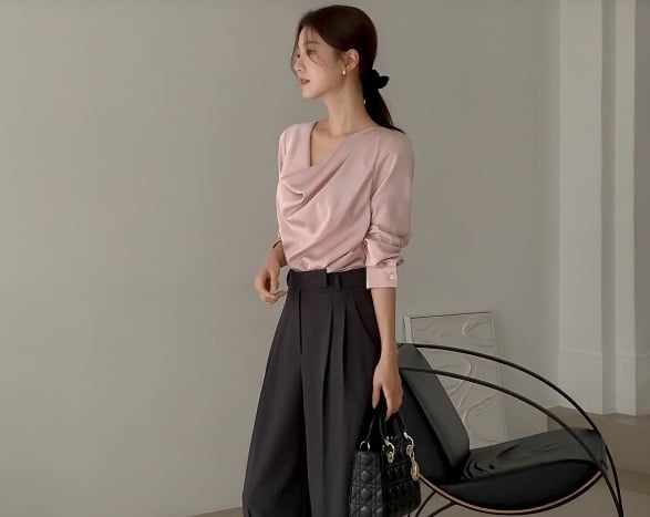 Áo blouse cổ đổ kết hợp ăn ý với quần âu, giày cao gót mũi nhọn để tạo nên bộ cánh thanh lịch.