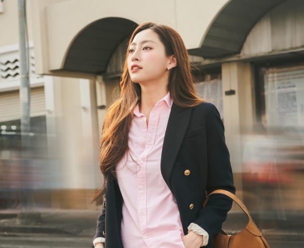 Bộ đôi áo sơ mi hồng pastel và quần ống rộng màu trắng rất tươi sáng, thêm blazer để sang xịn mịn hơn.