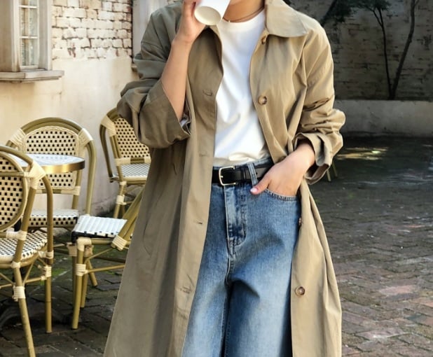 Áo thun trắng, quần jeans xanh ống rộng và áo trench coat đều là những món đồ cơ bản nhưng sành điệu. 