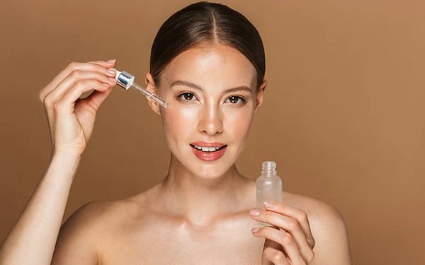 Hyaluronic acid (HA) giúp da giữ được độ ẩm cần thiết, giảm tình trạng da khô. 