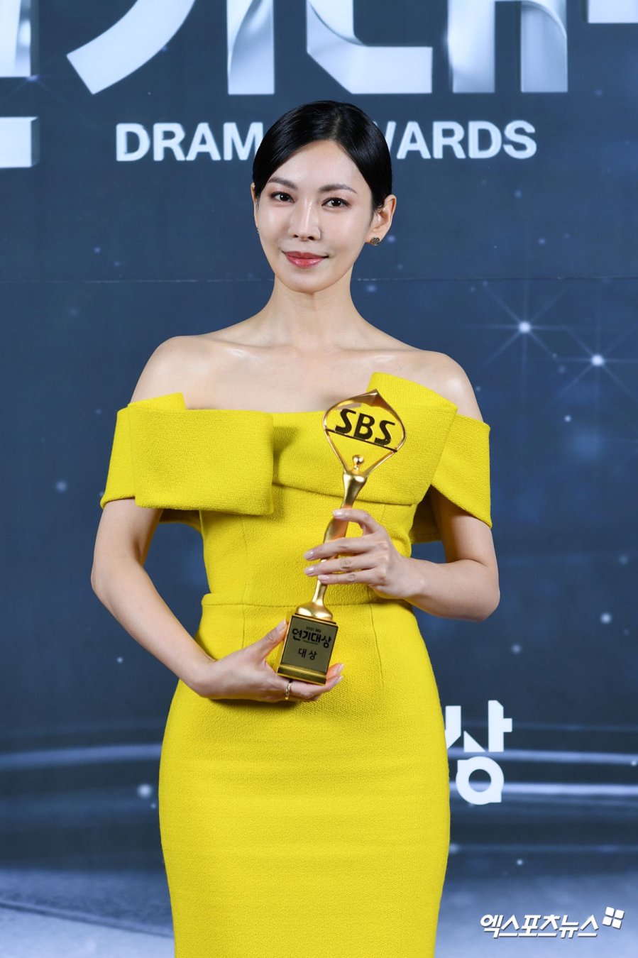 Kim So Yeon chủ yếu diện trang phục thảm đỏ màu trung tính nhưng cũng đổi gió với những lựa chọn trang phục tươi tắn như váy tông màu vàng hay hồng san hô.

