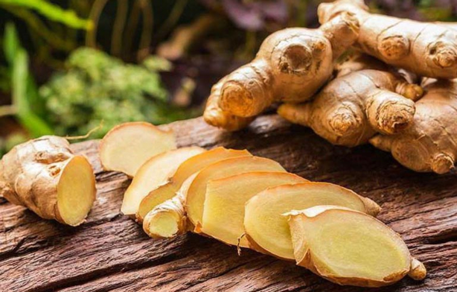 Các hợp chất có trong gừng, chẳng hạn như gingerol, có khả năng hỗ trợ giảm ho, làm loãng đờm và xoa dịu cổ họng