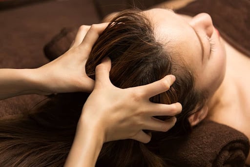 Massage da đầu để kích thích lưu thông máu là một phương pháp rất hiệu quả.