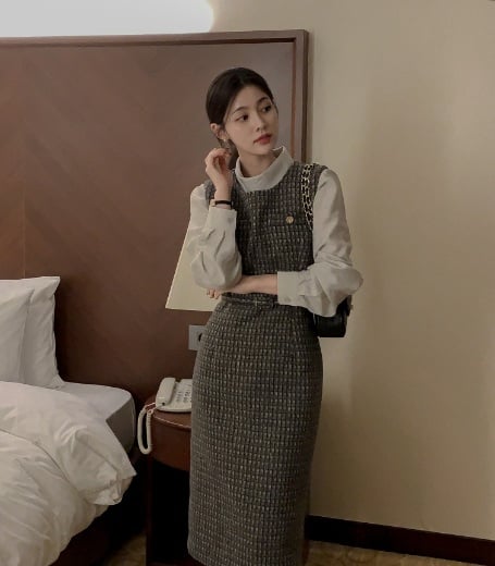 Váy gile với chất liệu dày dặn như vải dạ hoặc tweed là lựa chọn lý tưởng trong những ngày lạnh giá.