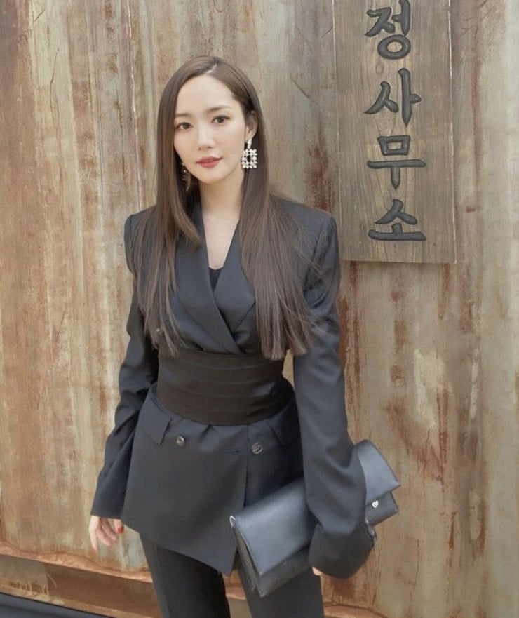 Park Min Young cũng không quên phối blazer với quần âu và thêm thắt lưng để tạo điểm nhấn, tôn lên vóc dáng.    