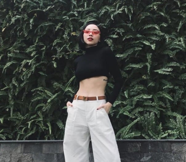 Những cô nàng yêu thích sự cá tính không nên bỏ qua cách phối quần trắng cạp cao với áo crop top dài tay. 