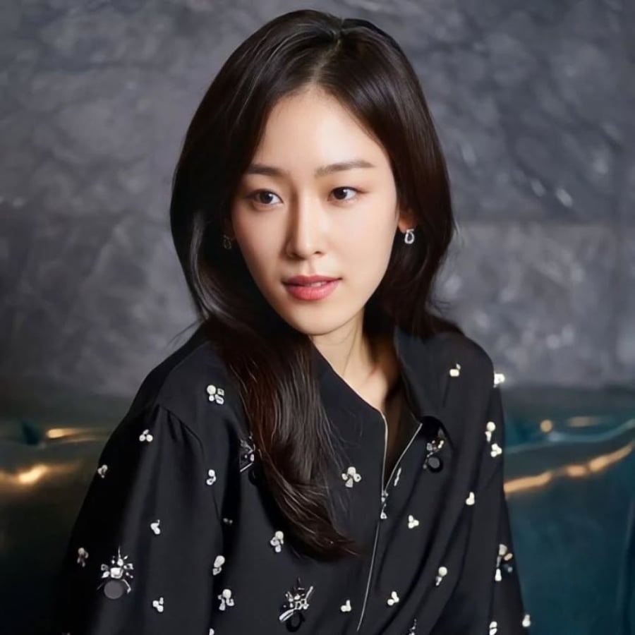 Seo Hyun Jin đặc biệt chú trọng đến việc làm sạch kép (double cleansing), bao gồm dầu tẩy trang và sữa rửa mặt dịu nhẹ.