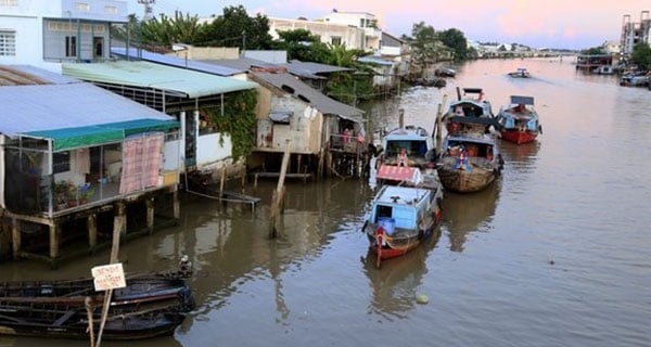 “Có tiền thì đừng mua đất ven sông” là một câu nói mang hàm ý cảnh báo, rằng dù mảnh đất ven sông có màu mỡ, phì nhiêu đến đâu, thì cũng không nên đầu tư vào đó.    