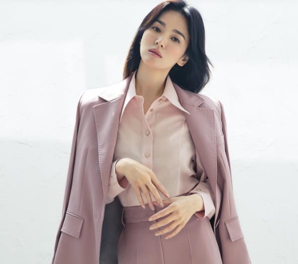 Suit hồng nude không chỉ toát lên sự nữ tính mà còn là lựa chọn hoàn hảo để diện đến công sở.