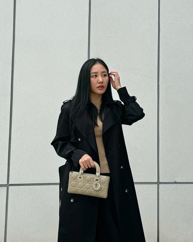 Một trong những item không thể thiếu trong tủ đồ đông của Văn Mai Hương là áo trench coat màu đen.