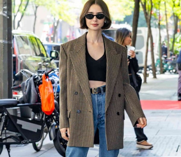 Quần jeans cạp cao dài trên mắt cá chân không chỉ tôn dáng mà còn giúp đôi chân trông dài hơn.