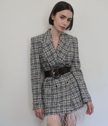 Lily Collins đã diện blazer dáng dài theo phong cách giấu quần, kết hợp thêm thắt lưng to bản để tạo điểm nhấn cho vòng eo.