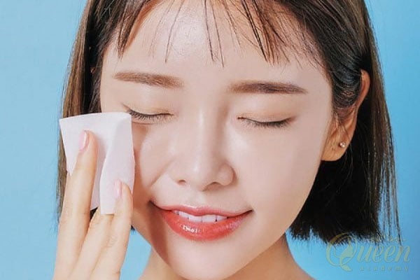 Các thành phần tự nhiên như tinh chất lô hội, vitamin E để giúp làm mềm và loại bỏ lớp trang điểm mà không gây kích ứng