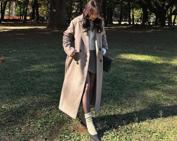  Hyorori thường chọn những chiếc trench coat dài qua đầu gối