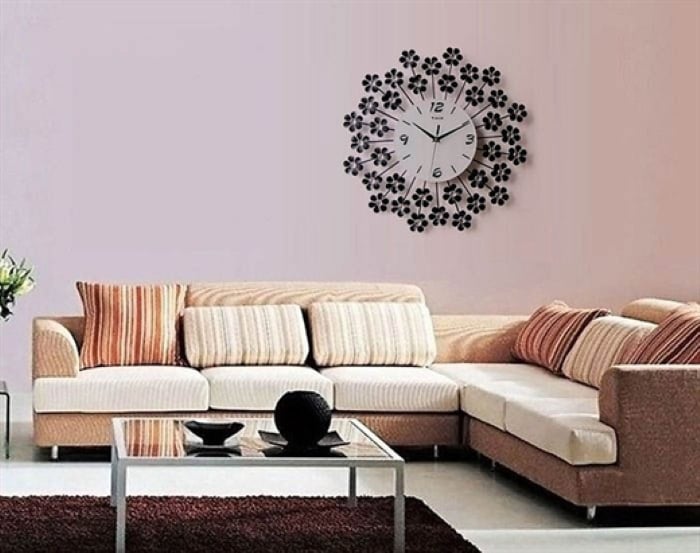 Không treo đồng hồ trên ghế sofa