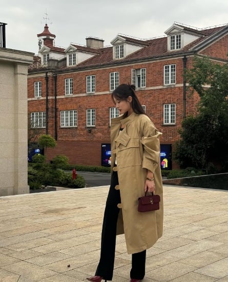 Những cách phối đồ với trench coat rất đa dạng, từ quần jeans xanh, chân váy, đến váy liền nữ tính. 