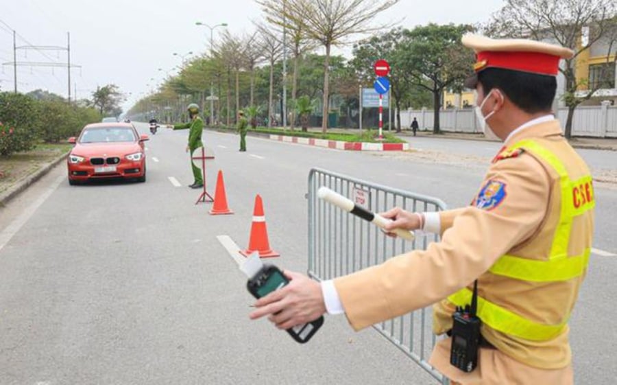 Mức phạt người điều khiển xe ô tô vi phạm quy tắc giao thông đường bộ từ 1/1/2025. (Ảnh minh họa)