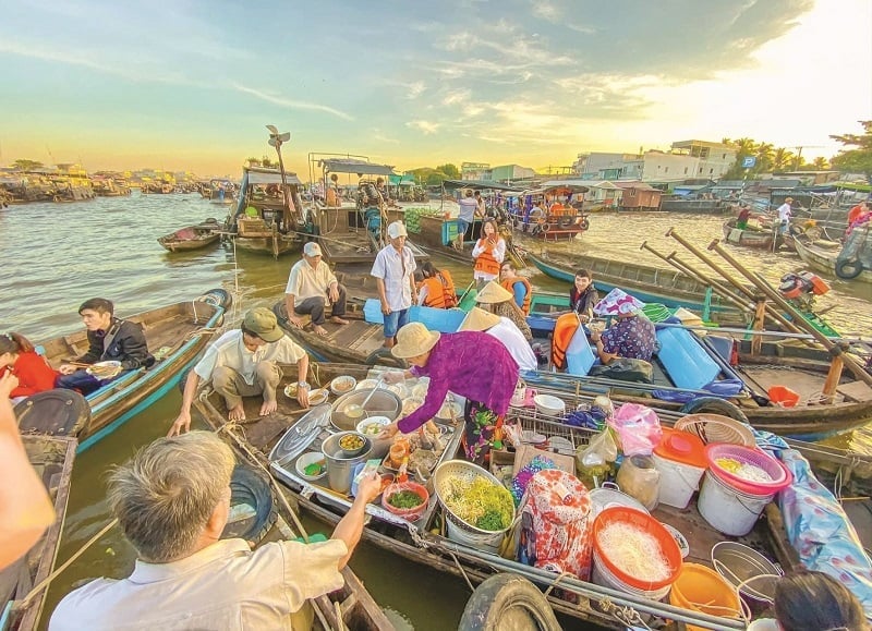 Chợ nổi Cần Thơ, một trong những biểu tượng văn hóa đặc sắc của vùng Tây Nam Bộ, là địa điểm không thể thiếu khi bạn ghé thăm xứ Tây Đô