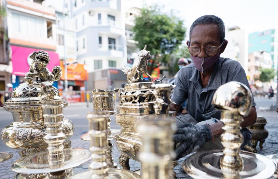 Trung bình, một thợ đánh bóng lư đồng có kinh nghiệm và uy tín có thể hoàn thành khoảng 300 bộ lư trong một tháng, với thu nhập khoảng 50 triệu đồng