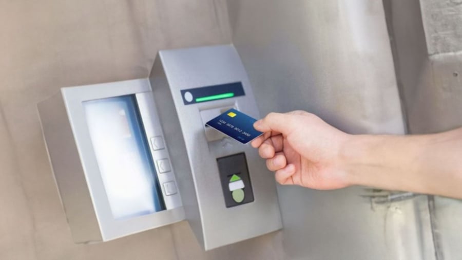 Người dân khi đi rút tiền tại cây ATM cần chú ý