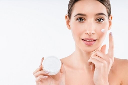 Retinol, hay còn gọi là vitamin A, là một trong những hoạt chất mạnh mẽ nhất trong việc chống lão hóa da