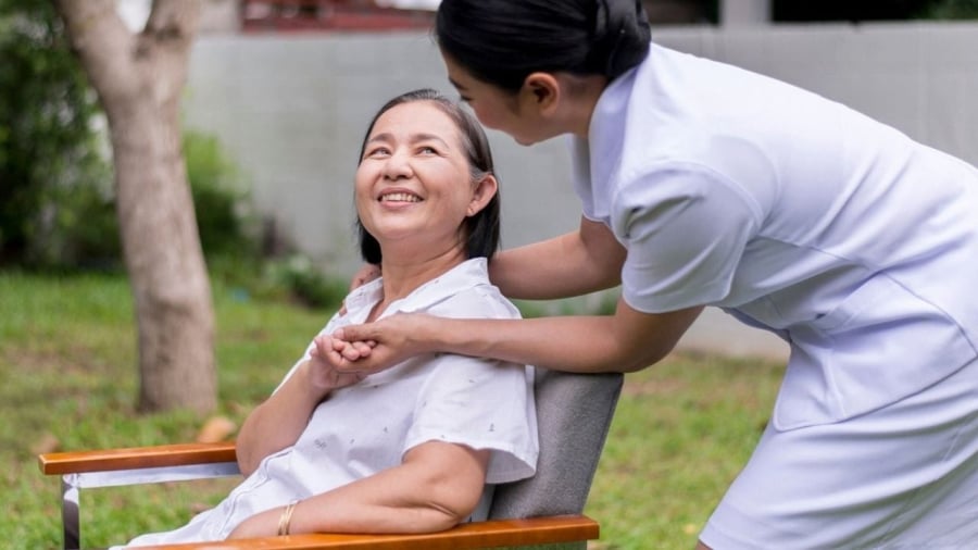 Ban đầu, con cái thường coi cha mẹ là những “đấng toàn năng” và luôn lắng nghe lời khuyên. 