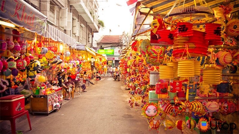 Mỗi năm vào các dịp lễ như Trung Thu, Giáng sinh hay Tết Nguyên đán, đường phố Hải Thượng Lãn Ông lại trở nên sống động với những hàng quán bày bán đồ trang trí