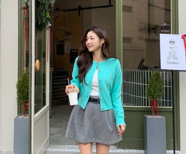 Một chiếc cardigan phối cùng áo trắng, chân váy xám và thắt lưng to bản là sự kết hợp vừa thanh lịch vừa hiện đại. 