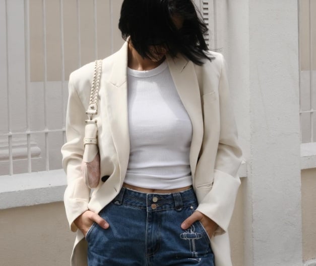 Blazer trắng phối cùng áo crop top và quần jeans xanh là công thức phối đồ trẻ trung nhưng vẫn giữ được sự thanh lịch.