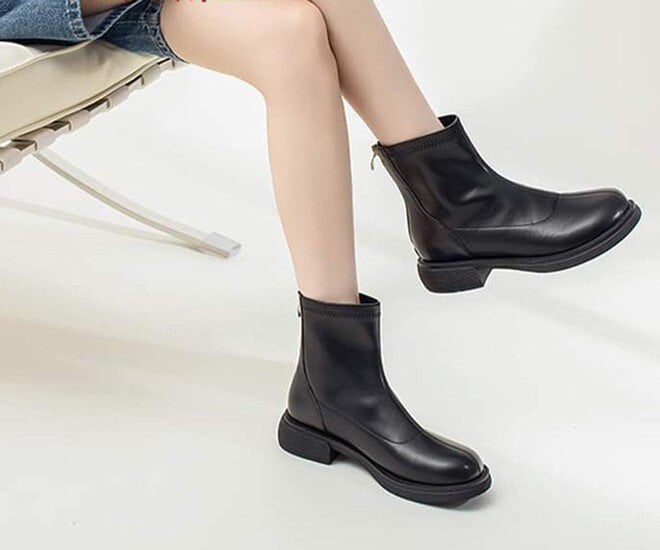 Ankle boots có chiều cao đến mắt cá chân, mang lại vẻ đẹp trẻ trung và dễ kết hợp với mọi trang phục