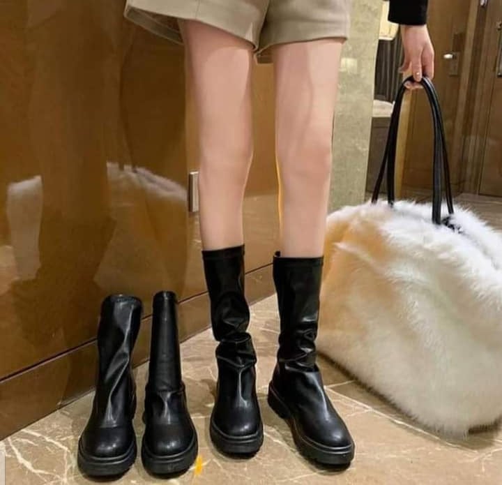 Với chất liệu da nhăn, kiểu boots này mang lại sự sang trọng và thời thượng. 