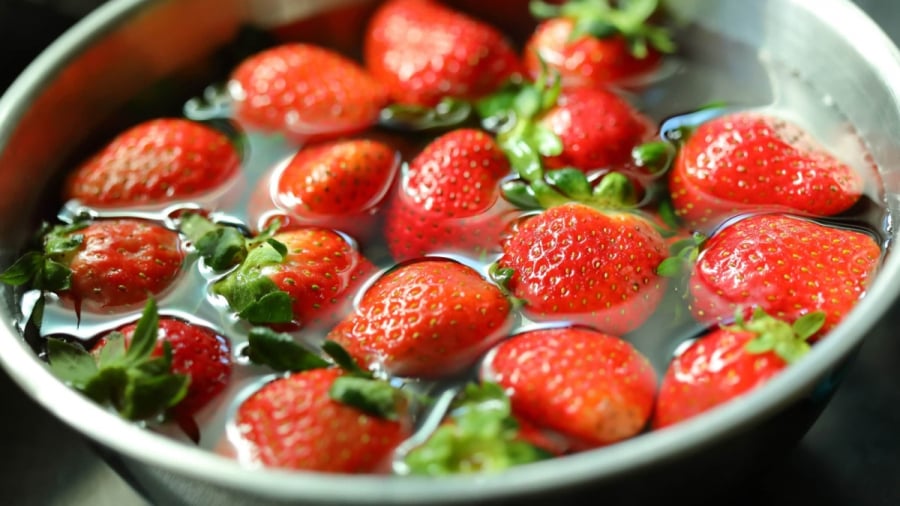 clean-strawberries-vinegar-155228