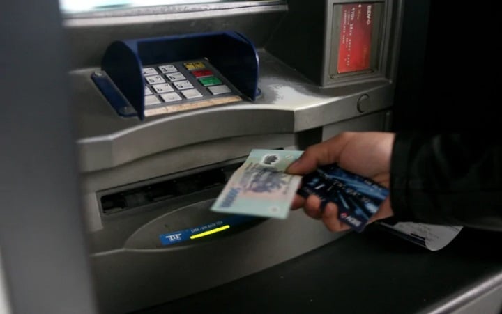 Với hạn mức tối đa, nếu rút tiền tại cây ATM đúng ngân hàng mở thẻ, có thể lên tới 5 triệu hoặc 10 triệu đồng/lần. 