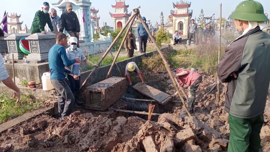 Một ý nghĩa khác của câu này có nghĩa là sau này bạn đừng quá đắc ý mà làm ra những chuyện quấy nhiễu tổ tiên. Làm người phải biết khiêm tốn, nếu không thì sẽ ngày càng lụi bại.    