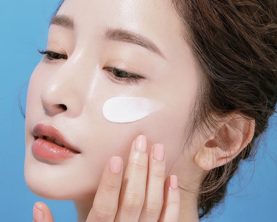 Bước đầu tiên trong bất kỳ quy trình makeup nào chính là tạo nền cho làn da.