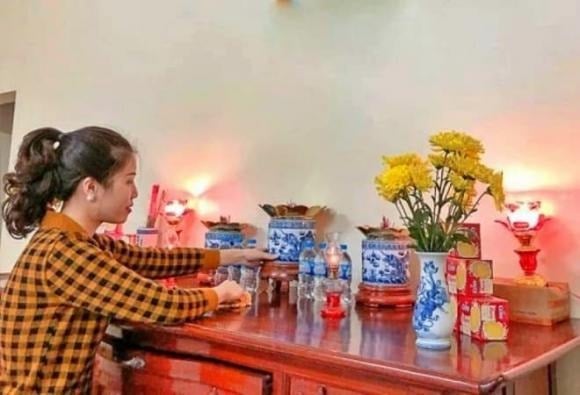 Một lựa chọn khác mang lại sự thanh khiết và hương thơm dễ chịu cho bàn thờ là nước ngâm hoa tươi.