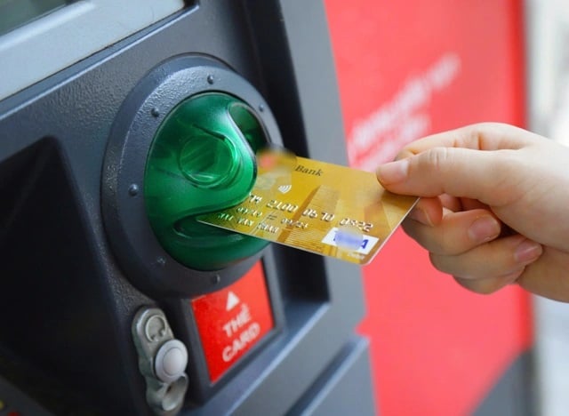 Đến 31/12/2025: Người dùng thẻ ATM không được rút tiền tại cây nếu chưa xác thực nhân trắc học, đúng không?