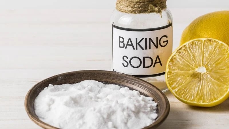 Sử dụng baking soda và nước làm sạch bong cốc thủy tinh 