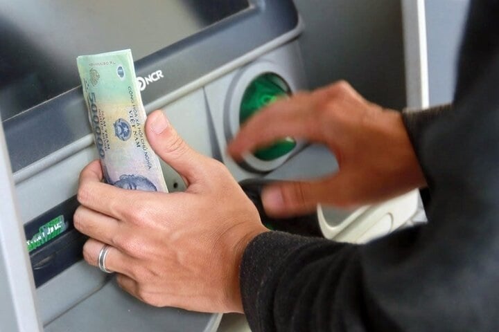  Rút tiền không may bị nuốt thẻ ATM: Ấn ngay nút này máy nhả thẻ ngay, không mất công chờ