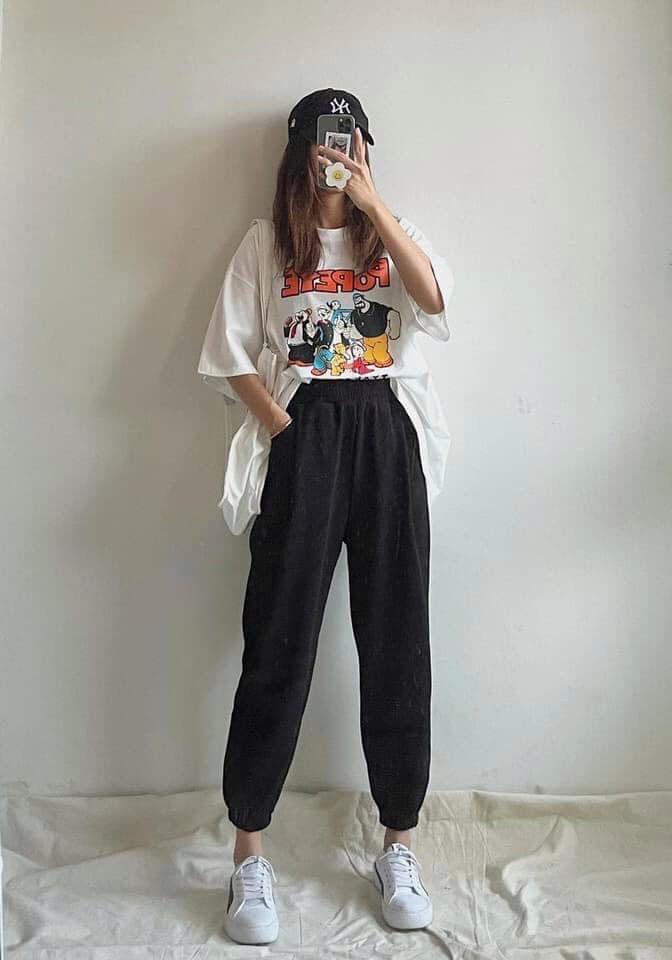 Quần jogger mang phong cách thể thao, năng động nhưng thiết kế bo chun ở gấu quần lại có thể khiến vóc dáng trông ngắn hơn