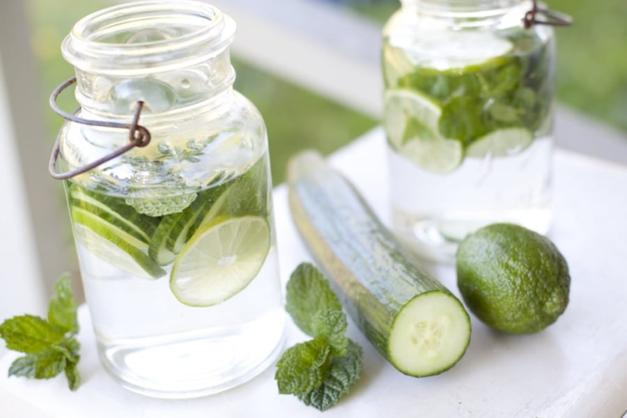 Chanh chứa nhiều vitamin C, một chất chống oxy hóa mạnh mẽ giúp bảo vệ da khỏi các gốc tự do