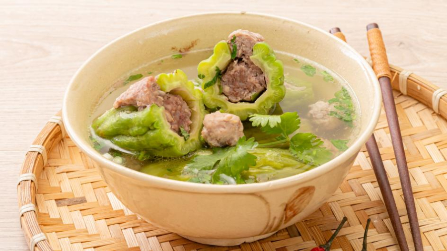 Sử dụng canh khổ qua như món ăn phụ hoặc thay thế bữa chính sẽ giúp giảm lượng calo nạp vào cơ thể, hỗ trợ quá trình giảm cân một cách tự nhiên và hiệu quả