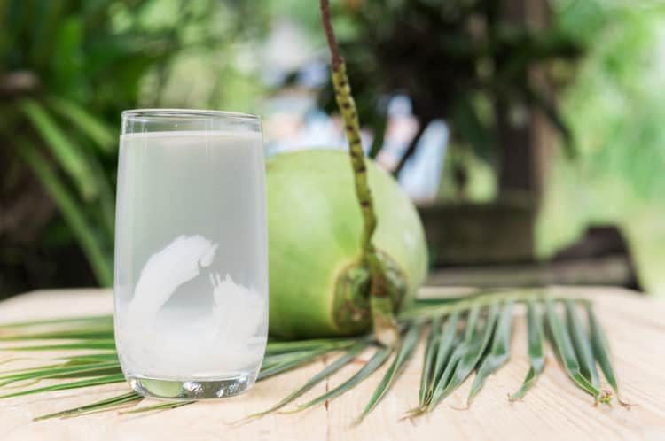 Việc uống nước dừa thường xuyên giúp bổ sung nhiều dưỡng chất thiết yếu cho cơ thể, đặc biệt là vitamin và khoáng chất
