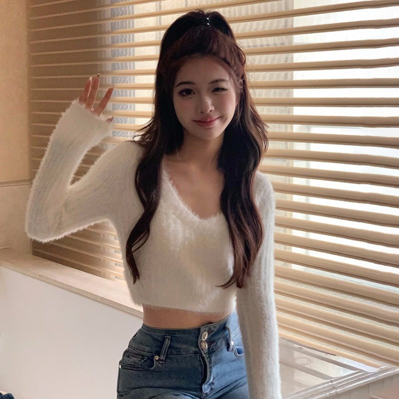 Áo len crop top là một trong những xu hướng nổi bật.