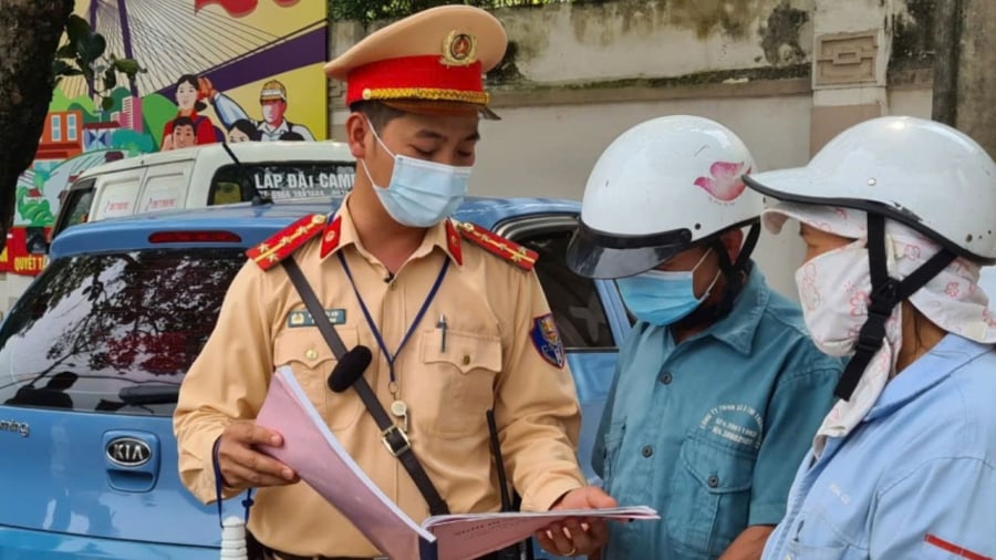 Vợ chồng đi xe của nhau có đầy đủ giấy tờ sẽ không bị CSGT xử phạt 8 triệu, không bị tịch thu phương tiện