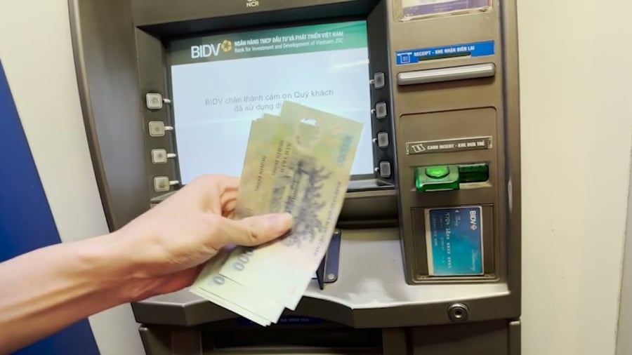 Rút tiền ở cây ATM chẳng may bị nuốt thẻ, nhấn ngay nút này máy nhả thẻ ngay, không phải chờ mở khóa